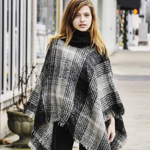 Turtleneck poncho - Picture 2 of 6